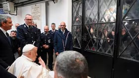 El papa Francisco mantiene su tradición de Jueves Santo con una visita breve a una prisión romana pese a su convalecencia