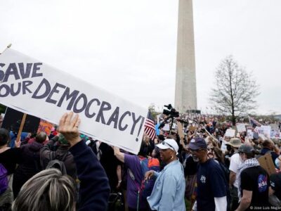 Miles protestan en EE.UU. contra políticas de Trump y Musk bajo el lema Manos Fuera