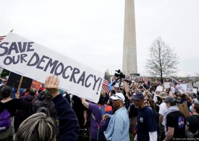 Miles protestan en EE.UU. contra políticas de Trump y Musk bajo el lema Manos Fuera