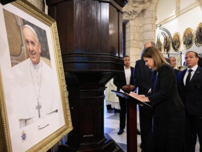 Raquel Peña asiste a misa en memoria del Papa Francisco y destaca su legado de fe y humildad