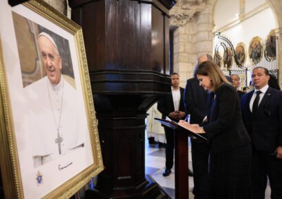 Raquel Peña asiste a misa en memoria del Papa Francisco y destaca su legado de fe y humildad
