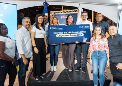 Carolina Mejía sigue con «Sectores Iluminados más Seguros», iluminando la Cayetano Germosén