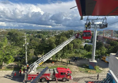 Realizan simulacro de evacuación en el Teleférico de Santiago para reforzar respuesta ante emergencias
