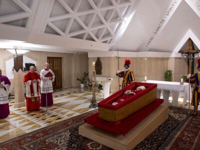 El papa Francisco descansa en Santa Marta: primeras imágenes del pontífice en su féretro