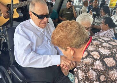 Cardenal Nicolás de Jesús López Rodríguez visita zona cero de la tragedia del Jet Set