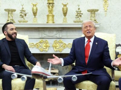 En un gesto de confianza, Trump muestra la Oficina Oval a Nayib Bukele durante su visita oficial