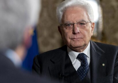 El presidente de Italia Sergio Mattarella se despide del papa Francisco en Casa Santa Marta