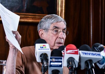 Óscar Arias lamenta el proteccionismo de Trump y los aranceles calificándolos como un retroceso al pasado