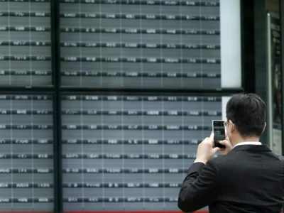 Bolsas asiáticas en rojo: el Hang Seng vive su peor día desde 1997 y el Nikkei se desploma