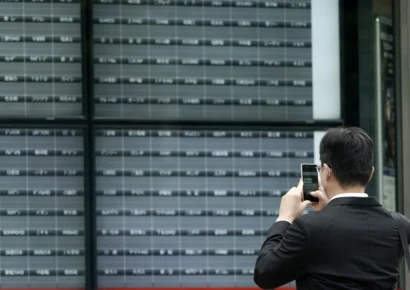 Bolsas asiáticas en rojo: el Hang Seng vive su peor día desde 1997 y el Nikkei se desploma