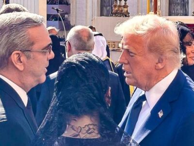 Trump y Abinader se saludan cordialmente durante misa en honor al Papa Francisco