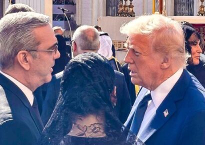 Trump y Abinader se saludan cordialmente durante misa en honor al Papa Francisco