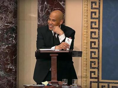 El senador de EE. UU. Cory Booker rompe récord con un discurso de 25 horas y 5 minutos en el Senado
