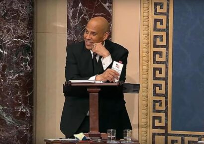El senador de EE. UU. Cory Booker rompe récord con un discurso de 25 horas y 5 minutos en el Senado
