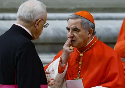 Cardenal Angelo Becciu renuncia a participar en el cónclave tras su condena por malversación