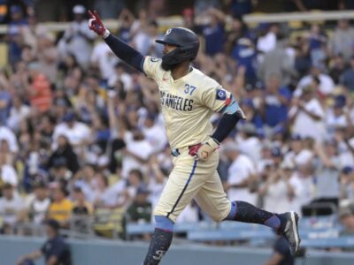 ¡Un batazo que estremece! Teoscar Hernández rompe el empate con un jonrón brutal