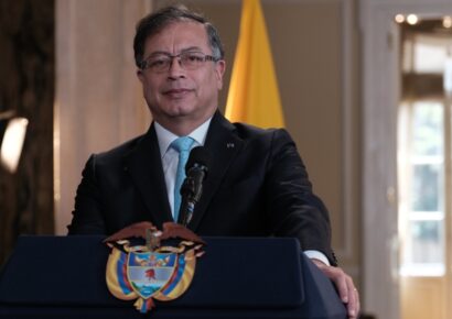 Petro ordena imprimir millones de ‘Laudato si’ del papa Francisco para las escuelas de Colombia