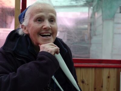 Con lágrimas y fuera del protocolo: el adiós de la monja que conmovió al Vatican