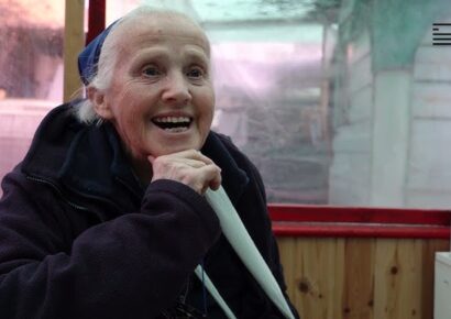 Con lágrimas y fuera del protocolo: el adiós de la monja que conmovió al Vatican