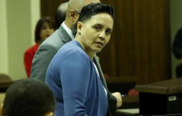 Tribunal revoca arresto domiciliario: Mujer que causó muerte del hermano de Arcángel irá a prisión