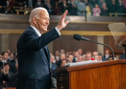 Biden reaparece con duras críticas a los recortes de Trump en su primer discurso tras dejar la Casa Blanca
