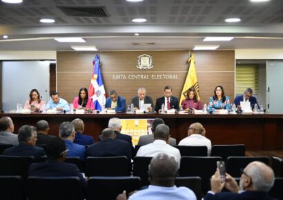JCE Informa a Delegados Políticos sobre el Proyecto de Renovación de la Cédula de Identidad