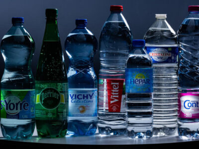 Gobierno francés bajo investigación por ocultar tratamiento ilegal en agua Nestlé