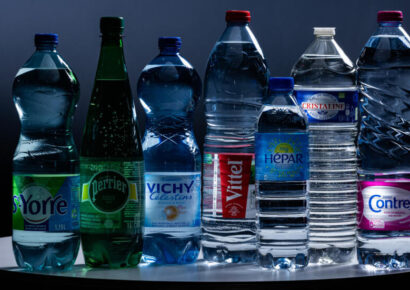 Gobierno francés bajo investigación por ocultar tratamiento ilegal en agua Nestlé