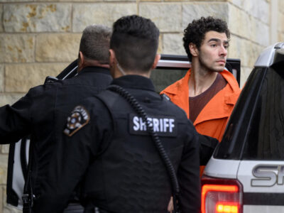 Abogados de Mangione exigen retirar cargos de terrorismo y cuestionan pruebas en su contra