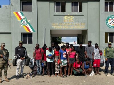 Militares interceptan yipeta con 17 haitianos ilegales en Dajabón; conductor logró escapar