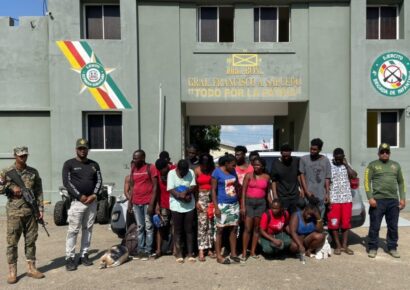 Militares interceptan yipeta con 17 haitianos ilegales en Dajabón; conductor logró escapar