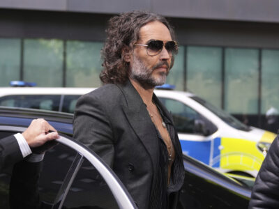 Russell Brand enfrenta la justicia británica: niega cargos por delitos sexuales ante tribunal de Londres