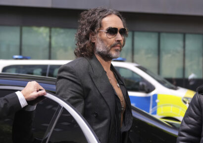 Russell Brand enfrenta la justicia británica: niega cargos por delitos sexuales ante tribunal de Londres