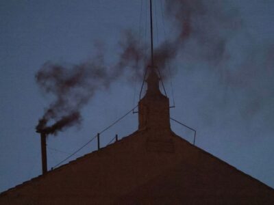Humo negro en la Capilla Sixtina: Cardenales no logran consenso en el primer día del cónclave