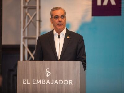 Abinader llama a la unidad nacional y resalta el poder de la fe y la oración