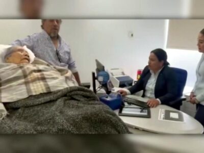 Indignación en Oaxaca al sur de México banco BBVA obliga a mujer de 96 años a acudir en camilla para cobrar su pensión