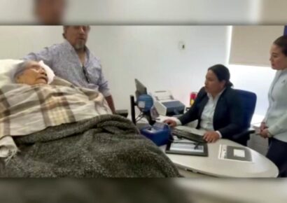 Indignación en Oaxaca al sur de México banco BBVA obliga a mujer de 96 años a acudir en camilla para cobrar su pensión