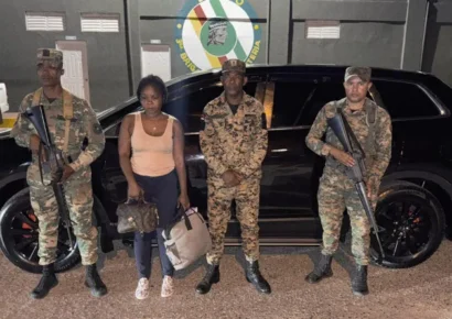 Oficial del ERD y cabo policial arrestados por transportar haitianos irregulares en San Juan de la Maguana