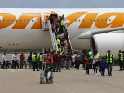 Arriban a Venezuela 174 migrantes deportados por EE.UU. en vuelo proveniente de Texas