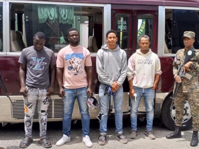 Detienen a chofer y cobrador en San Juan con dos haitianos en situación migratoria irregular