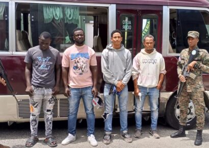 Detienen a chofer y cobrador en San Juan con dos haitianos en situación migratoria irregular