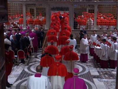 Los Cardenales se Congregan en la Capilla Paulina Antes de Iniciar el Cónclave