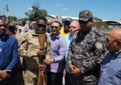 Autoridades haitianas devuelven escopeta robada en Dajabón tras operativo conjunto