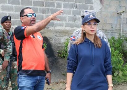 Gobernadora de Puerto Plata visita Yásica para evaluar daños y entregar ayuda a afectados por lluvias