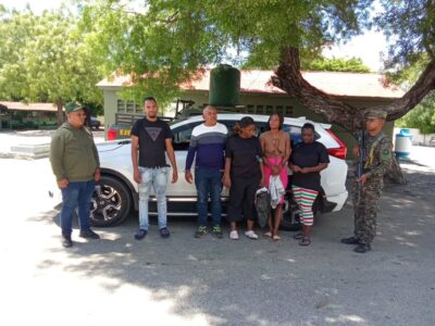 Militares detienen a dos hombres que llevaban indocumentadas ocultas en el baúl de una jeepeta en San Juan