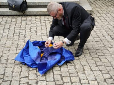 Tensión en Polonia: Candidato presidencial Grzegorz Braun quema bandera de la Unión Europea