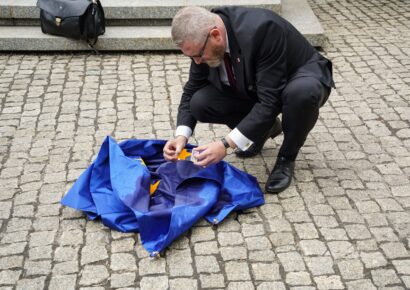 Tensión en Polonia: Candidato presidencial Grzegorz Braun quema bandera de la Unión Europea