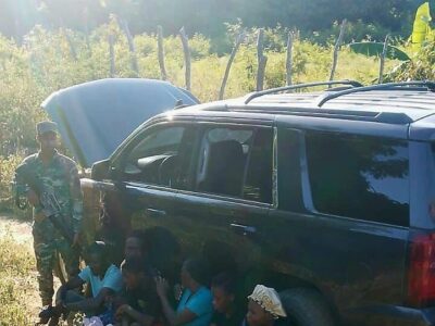 Ejército descubre 12 haitianos indocumentados en yipeta abandonada por su conductor en Montecristi