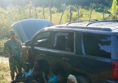 Ejército descubre 12 haitianos indocumentados en yipeta abandonada por su conductor en Montecristi