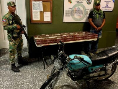 Contrabandista escapa y deja atrás moto cargada de cigarrillos ilegales
